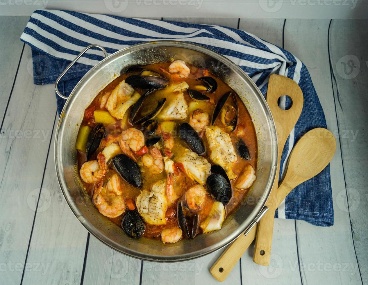 Zutaten für eine portugiesische Cataplana mit Meeresfrüchten foto