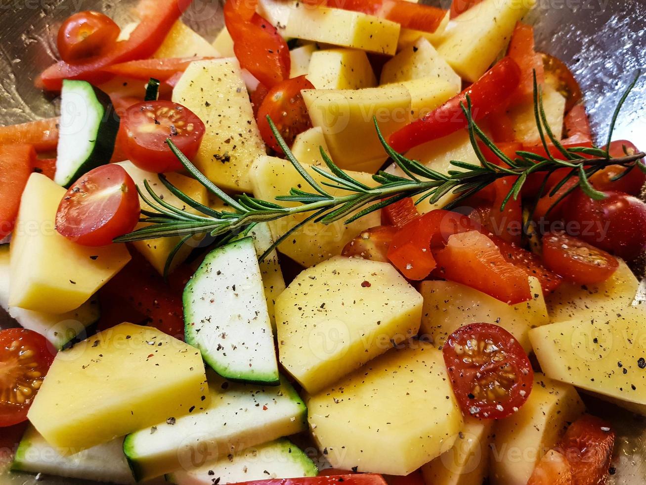 Zutaten für eine portugiesische Cataplana mit Meeresfrüchten foto