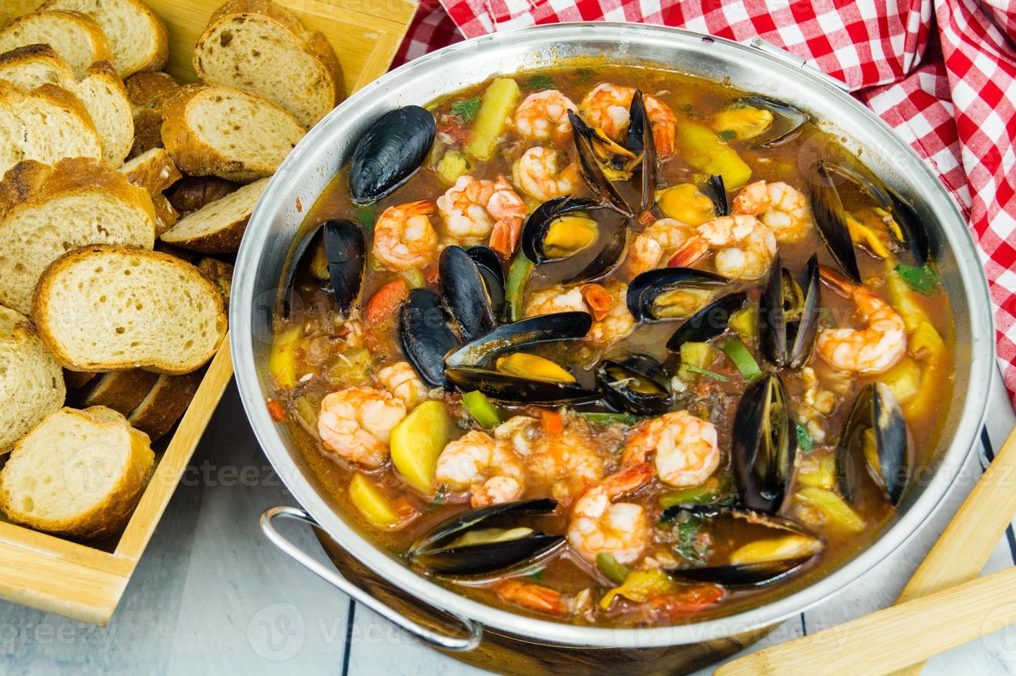 Zutaten für eine portugiesische Cataplana mit Meeresfrüchten foto