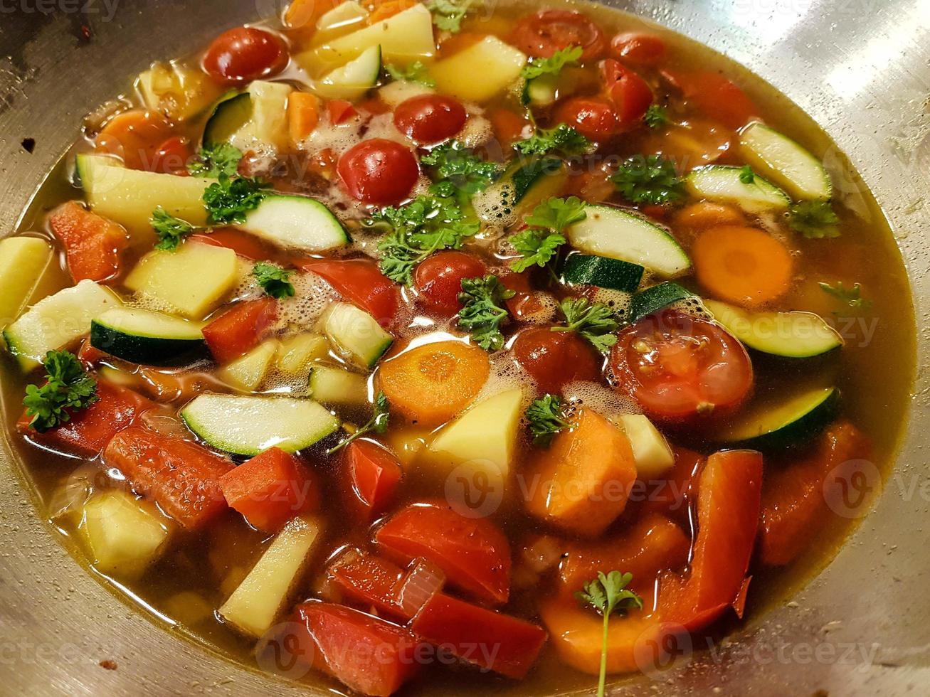 Zutaten für eine portugiesische Cataplana mit Meeresfrüchten foto