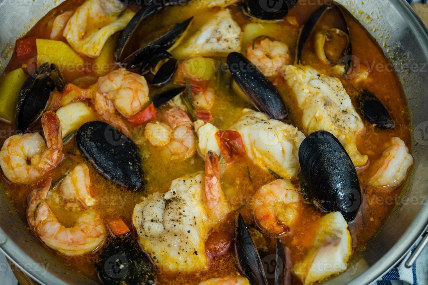 Zutaten für eine portugiesische Cataplana mit Meeresfrüchten foto