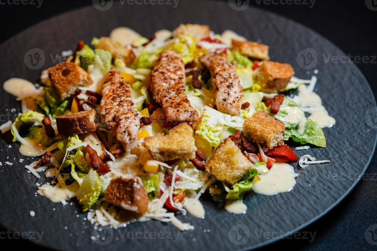 traditioneller Caesar-Salat mit gegrilltem Hähnchen foto