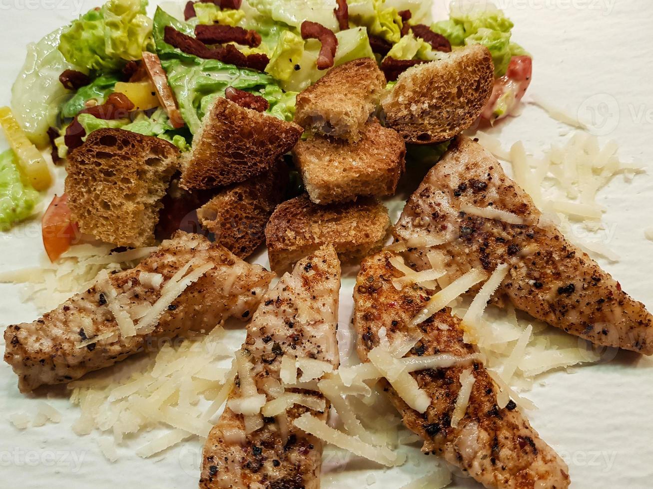 traditioneller Caesar-Salat mit gegrilltem Hähnchen foto