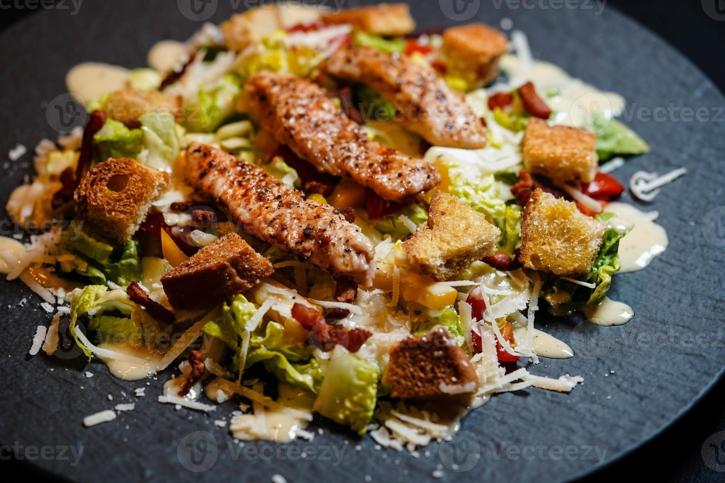 traditioneller Caesar-Salat mit gegrilltem Hähnchen foto