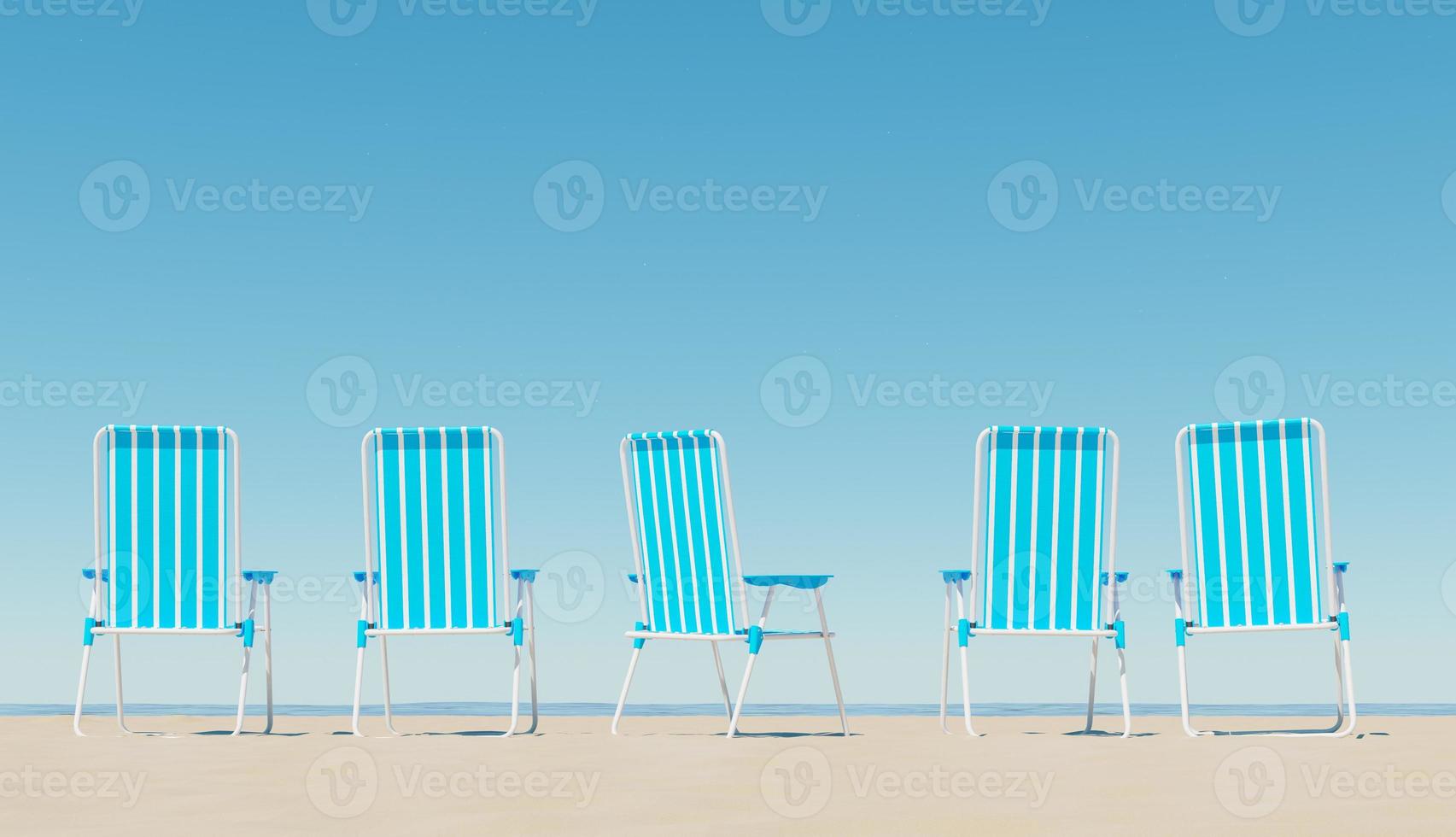 Stühle am Sandstrand in der Nähe von Meer foto