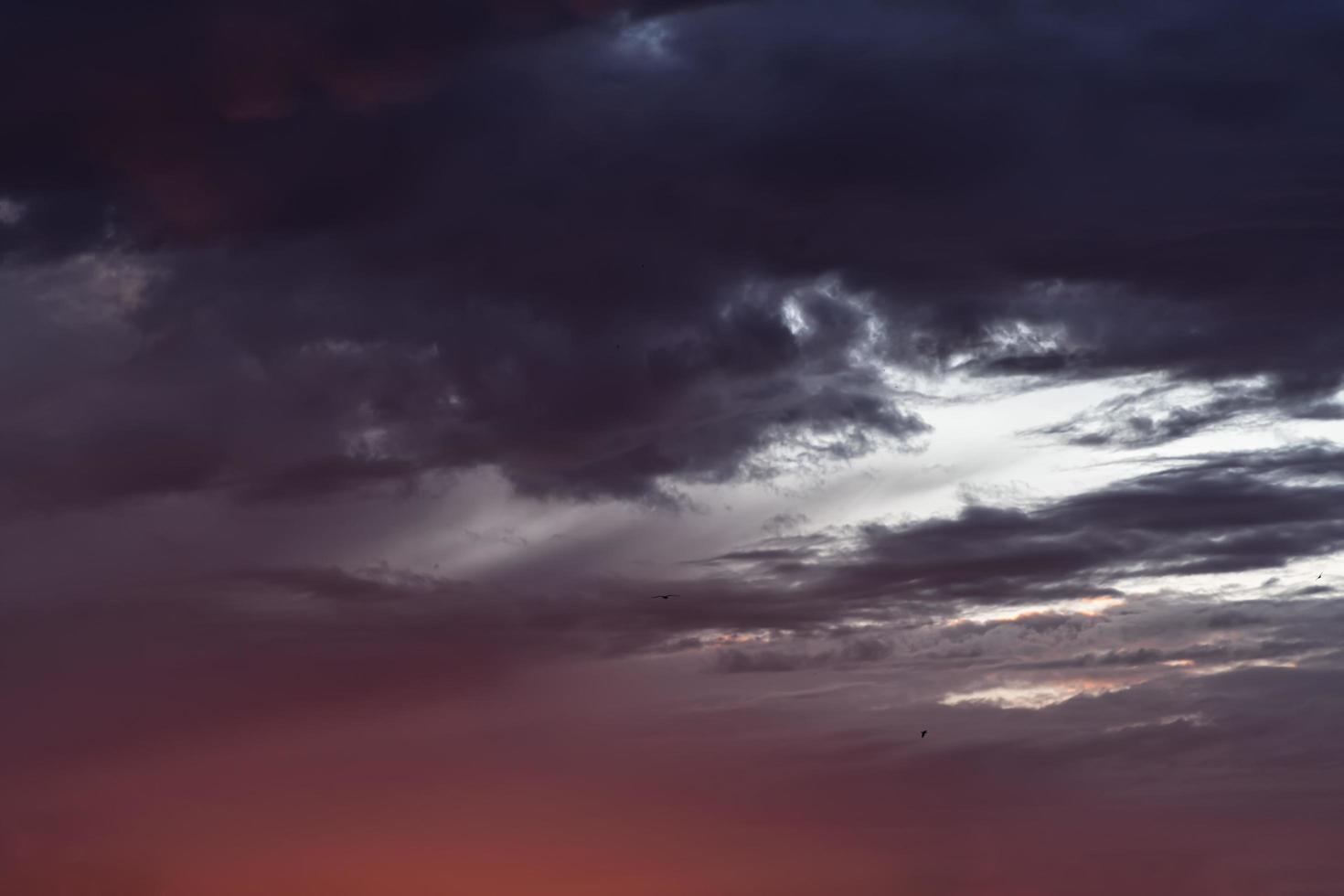 Himmel mit echten Wolkenfotos und sanften Farben für den Hintergrund foto