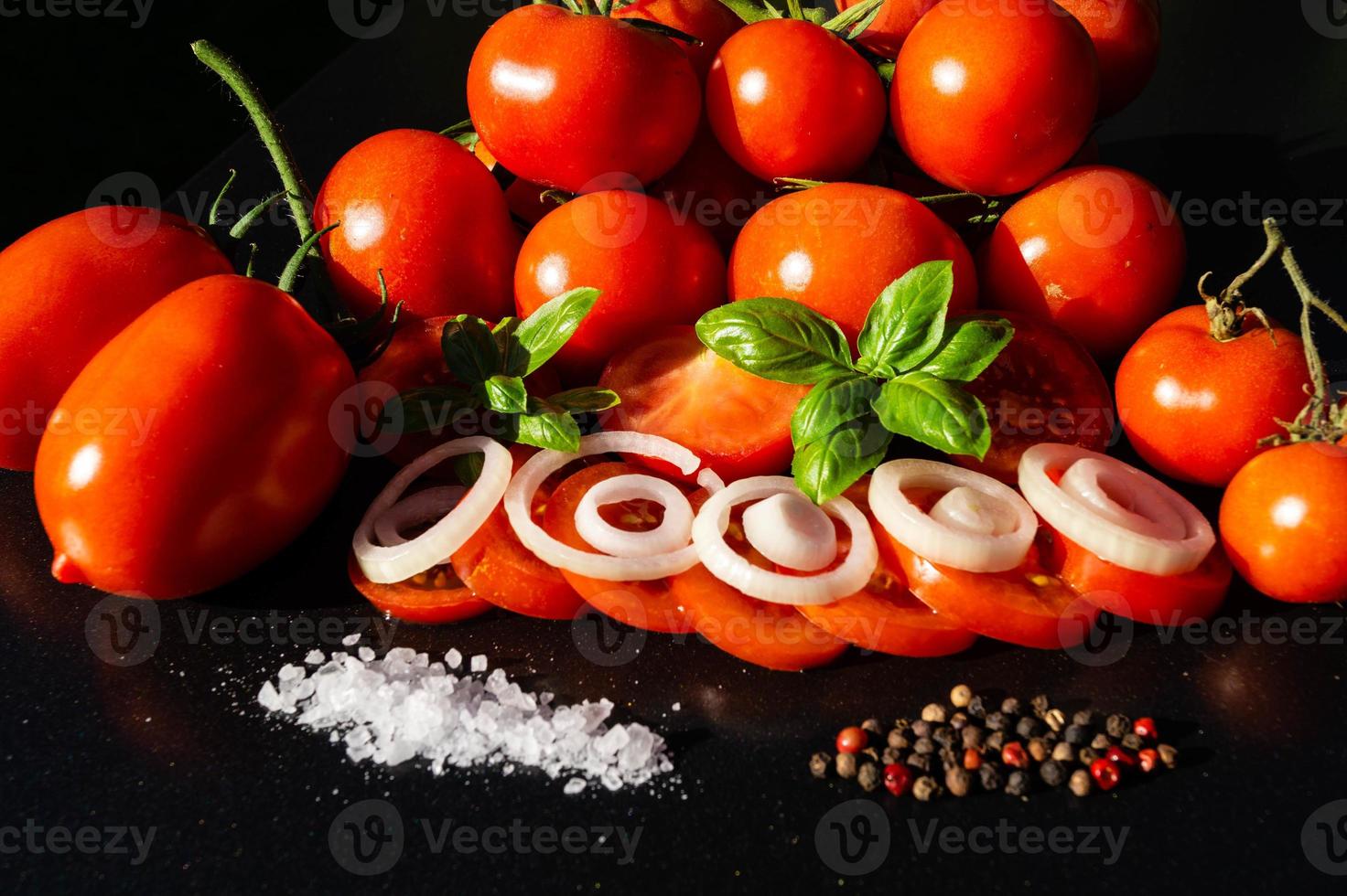 rote runde Tomaten Solanum lycopersicum foto