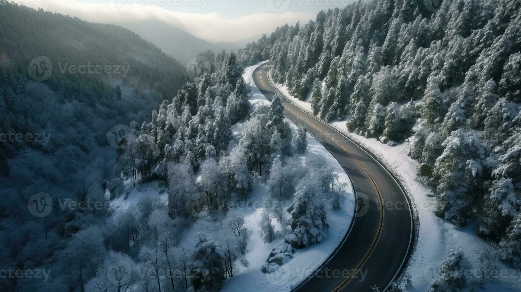 Kurvige Windige Straße Im Schneebedeckten Wald, Luftbild Von Oben