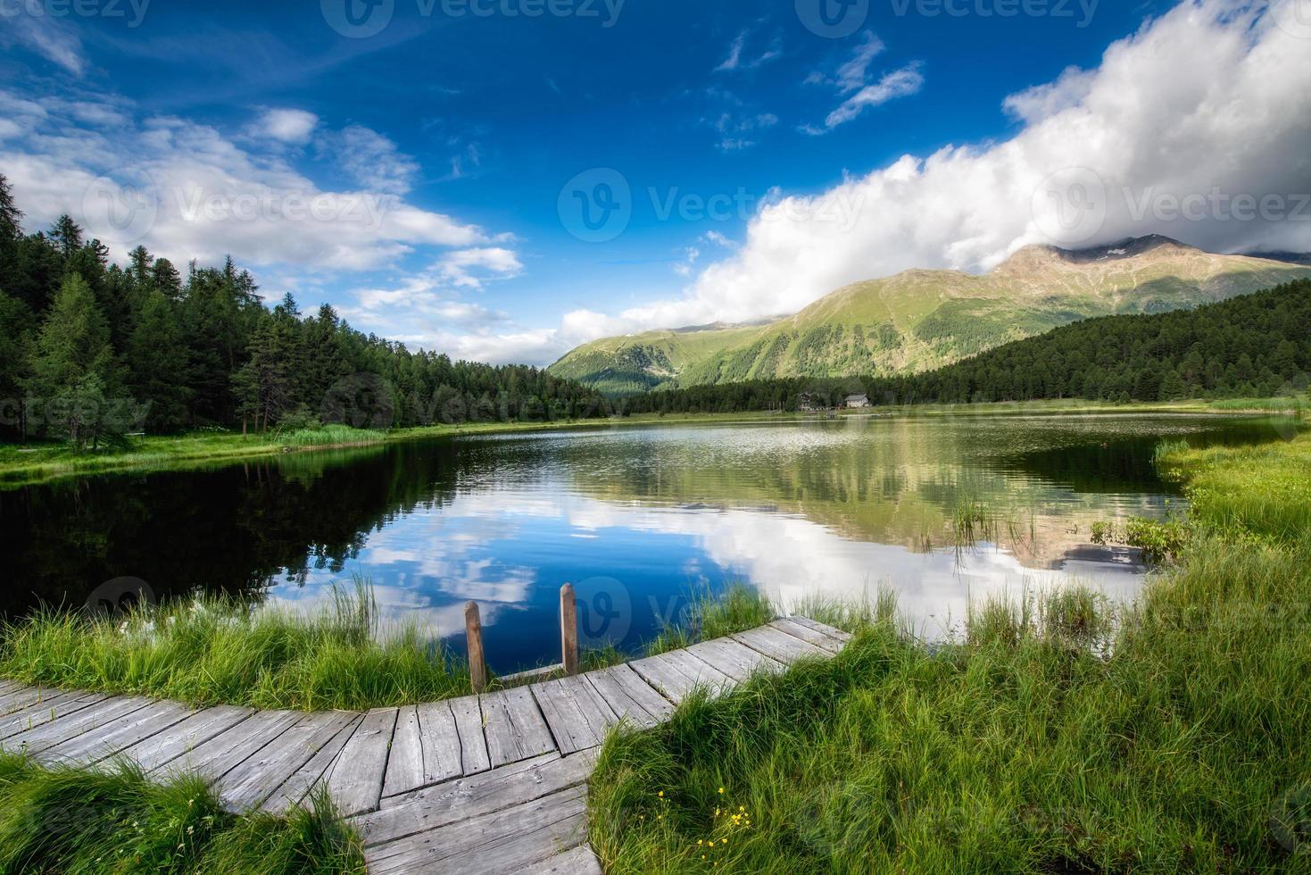 kleiner Steg am Bergsee foto