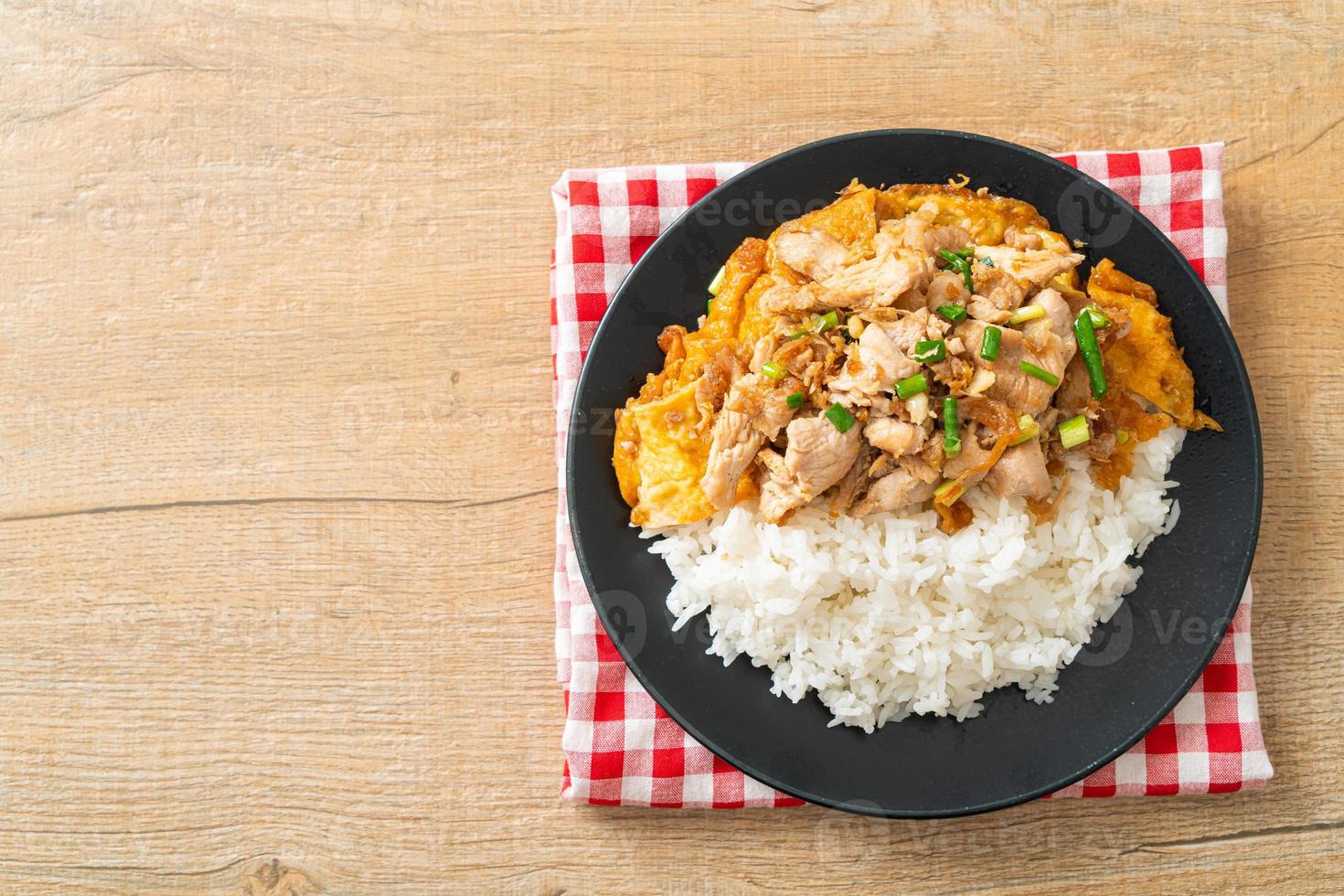 gebratenes Schweinefleisch mit Knoblauch und Ei auf Reis - asiatische Küche foto