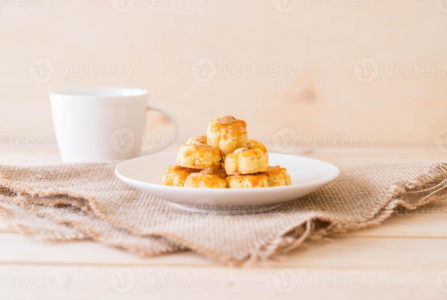 Durian-Kekse auf weißem Teller - Dessert foto