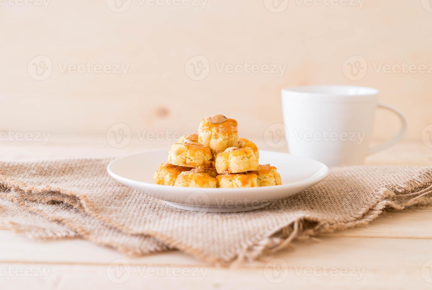 Durian-Kekse auf weißem Teller - Dessert foto