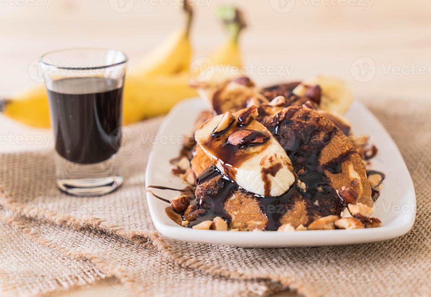 Mandel-Bananen-Pfannkuchen mit Schokoladensirup foto
