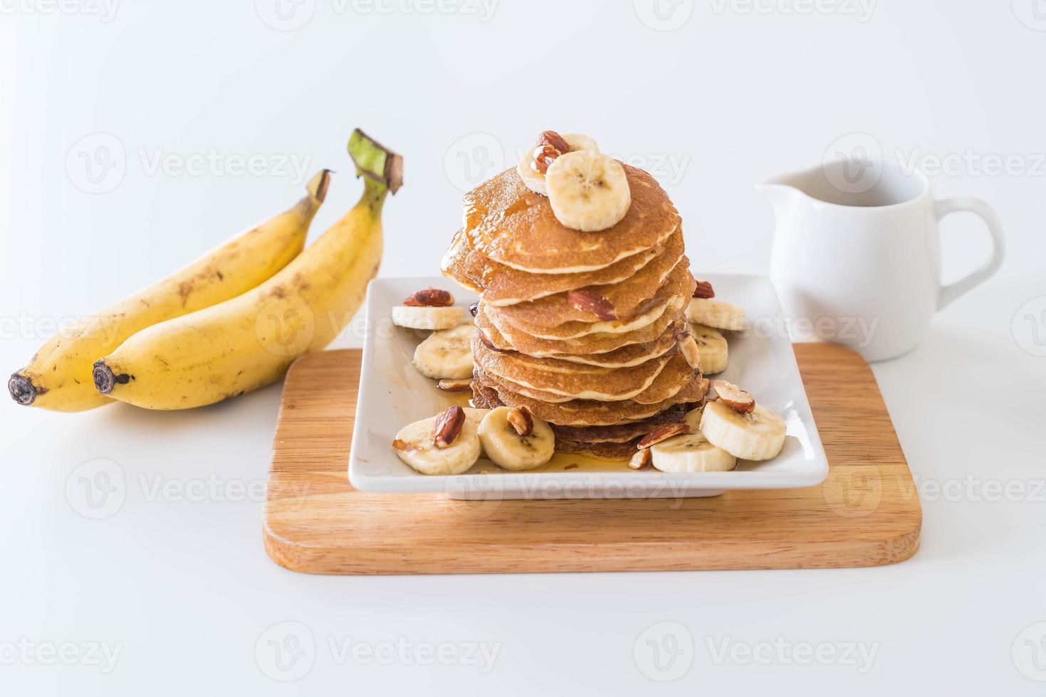 Mandel-Bananen-Pfannkuchen mit Schokoladensirup foto