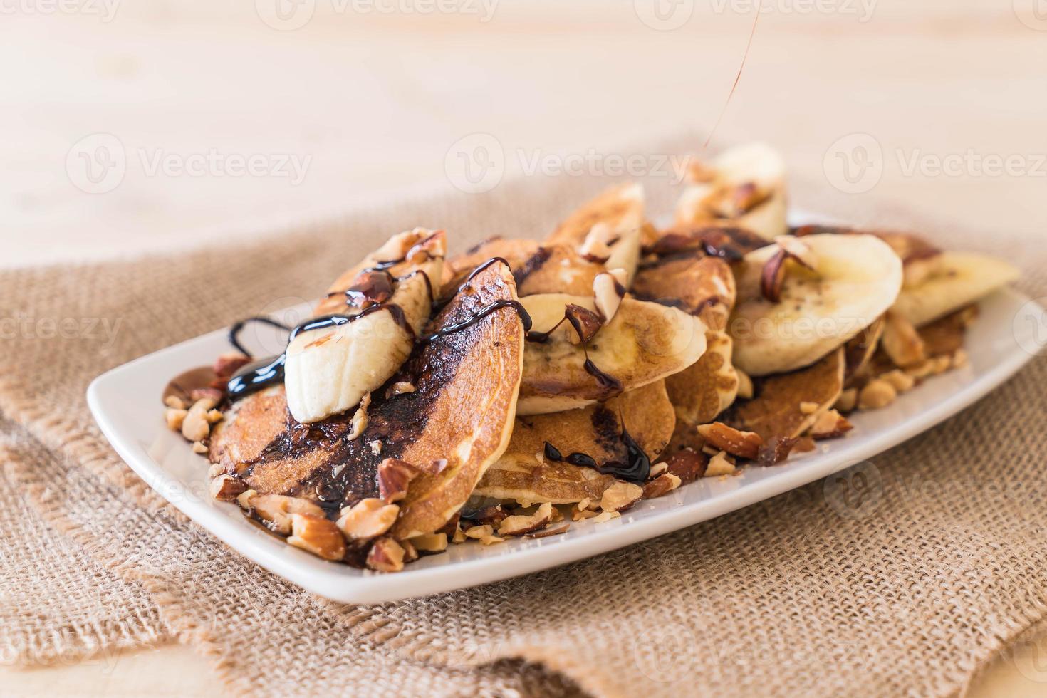 Mandel-Bananen-Pfannkuchen mit Schokoladensirup foto