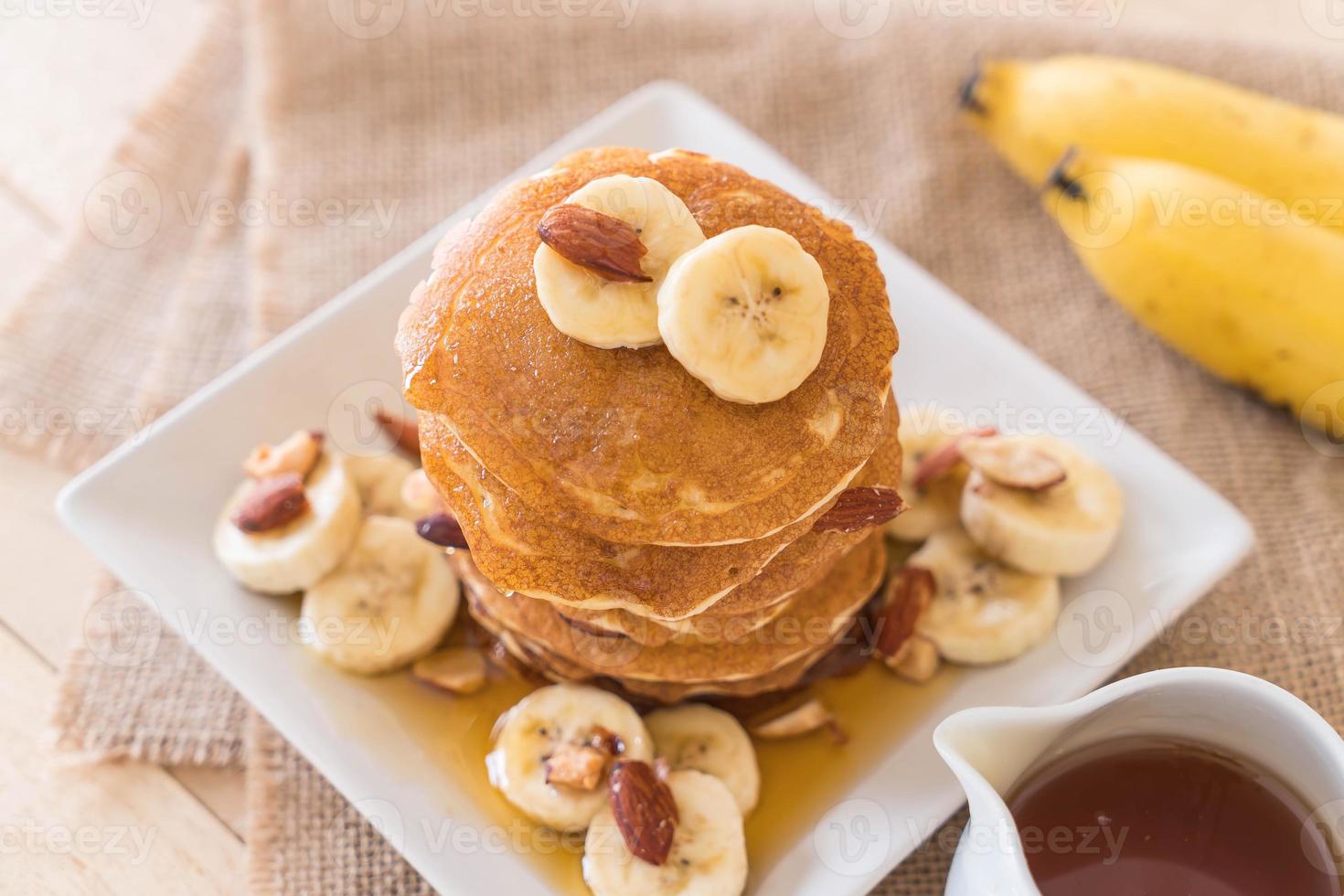 Mandel-Bananen-Pfannkuchen mit Honig foto