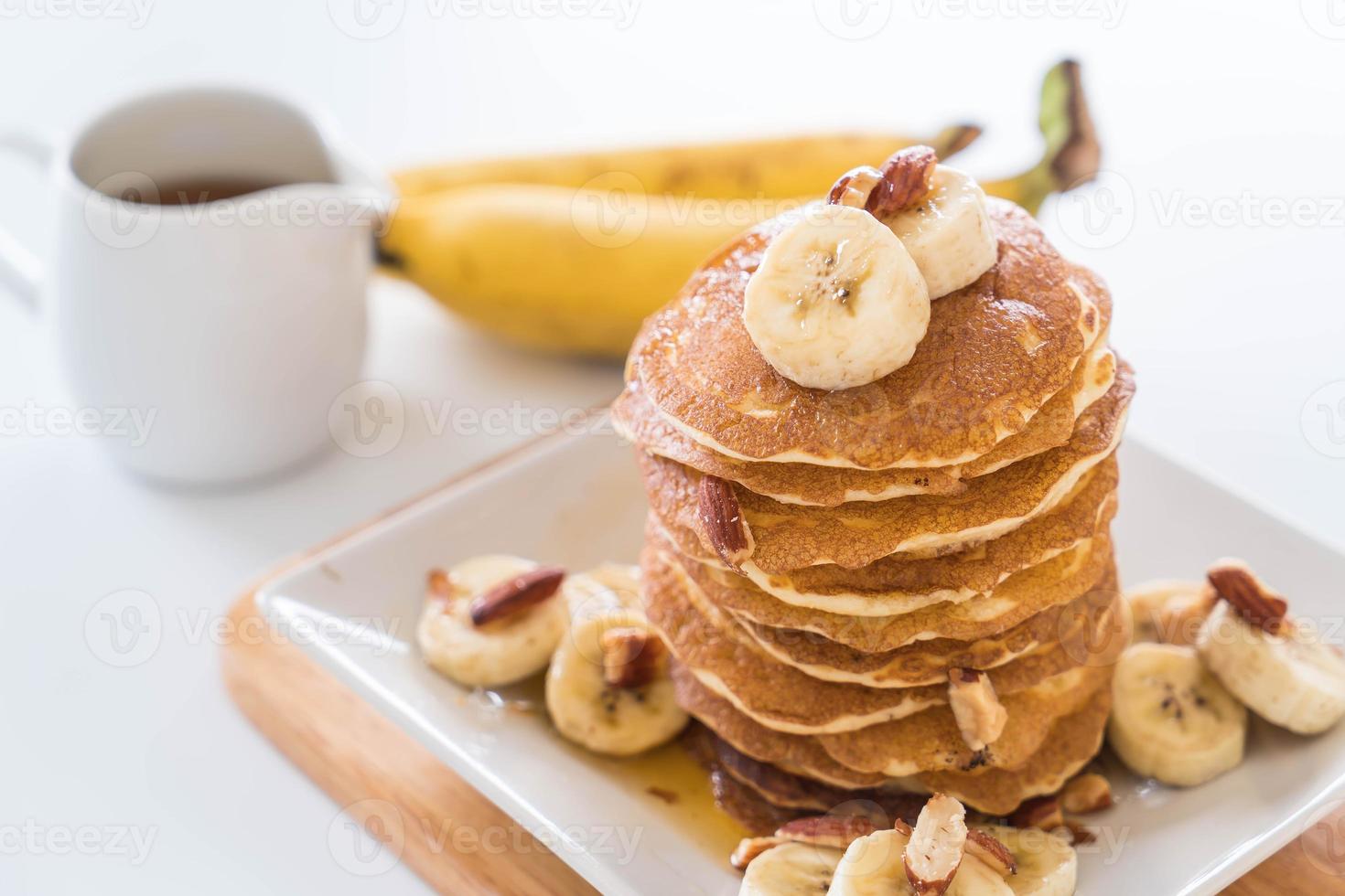 Mandel-Bananen-Pfannkuchen mit Honig foto