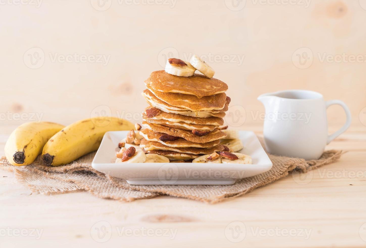 Mandel-Bananen-Pfannkuchen mit Honig foto