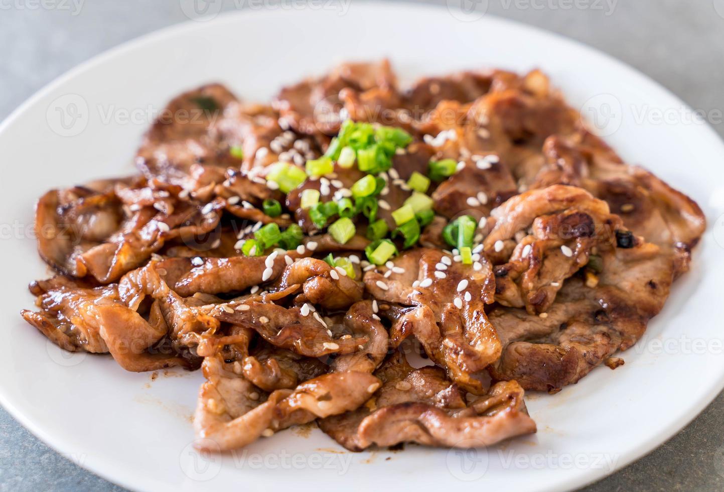 gegrilltes Schweinefleisch auf Teller - koreanische Art foto