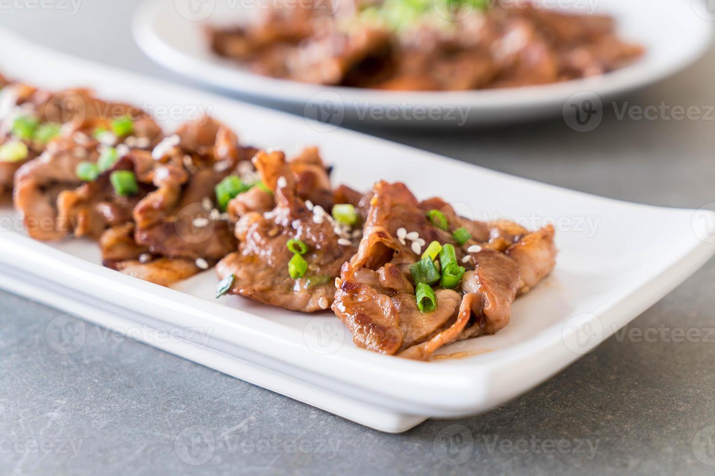 gegrilltes Schweinefleisch auf Teller - koreanische Art foto