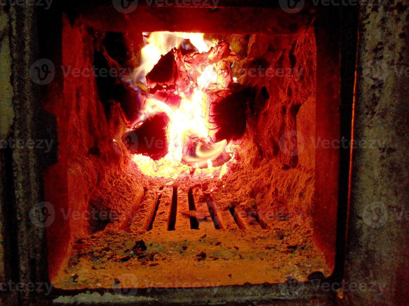 schöne rote Flamme aus Scheibenholz foto