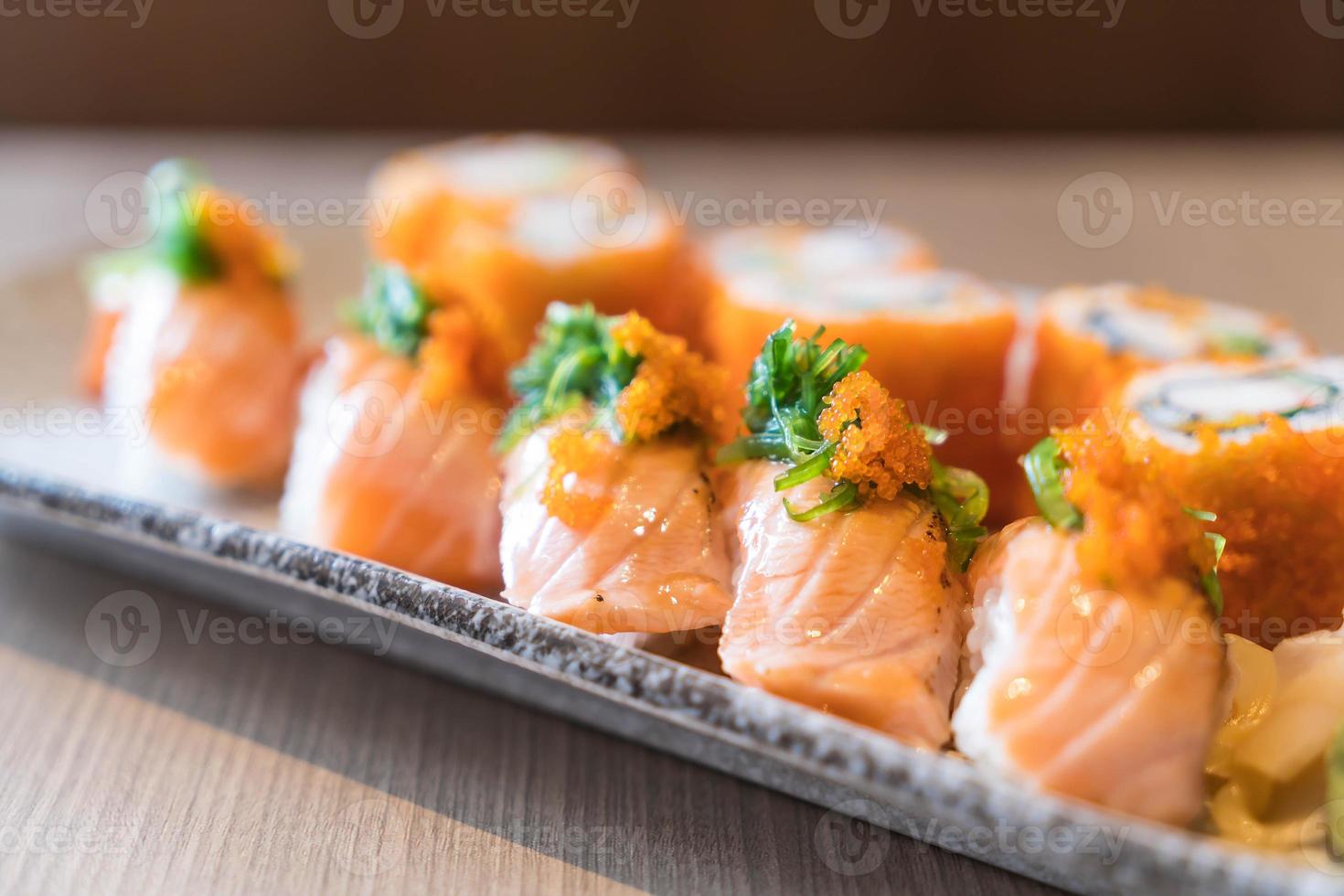 Lachs Sushi und Lachs Maki - japanisches Essen foto