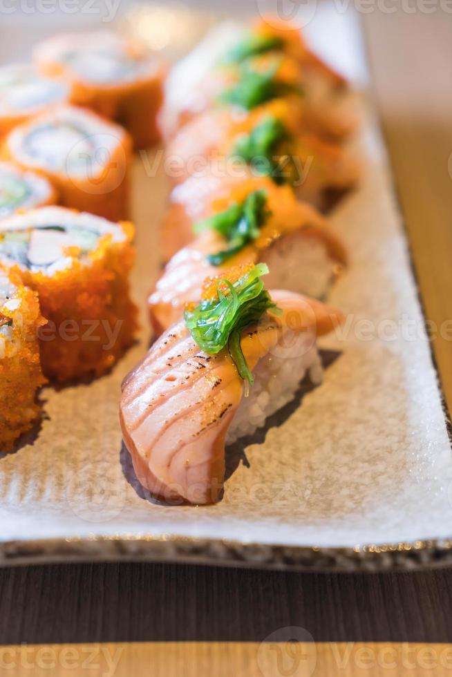 Lachs Sushi und Lachs Maki - japanisches Essen foto