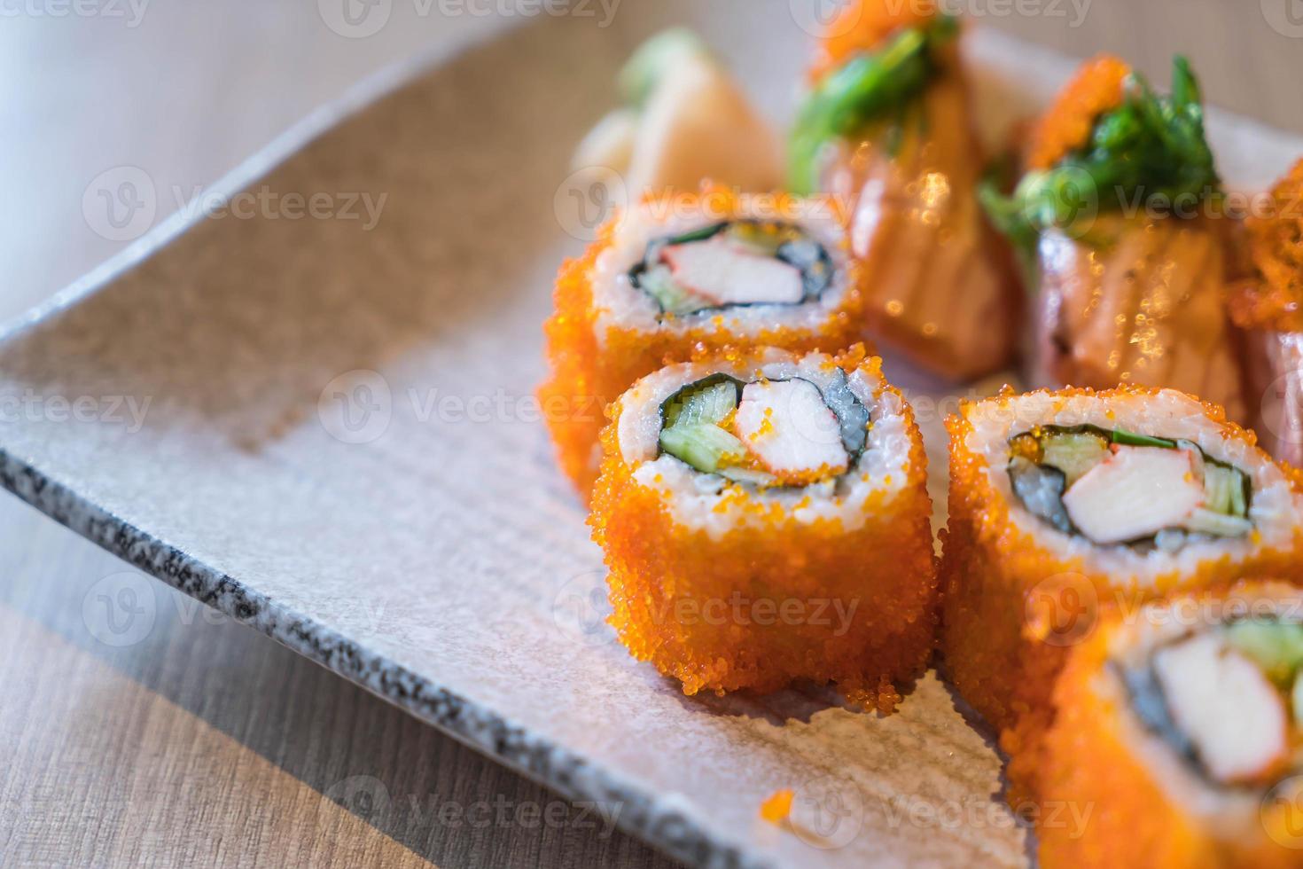 Lachs Sushi und Lachs Maki - japanisches Essen foto