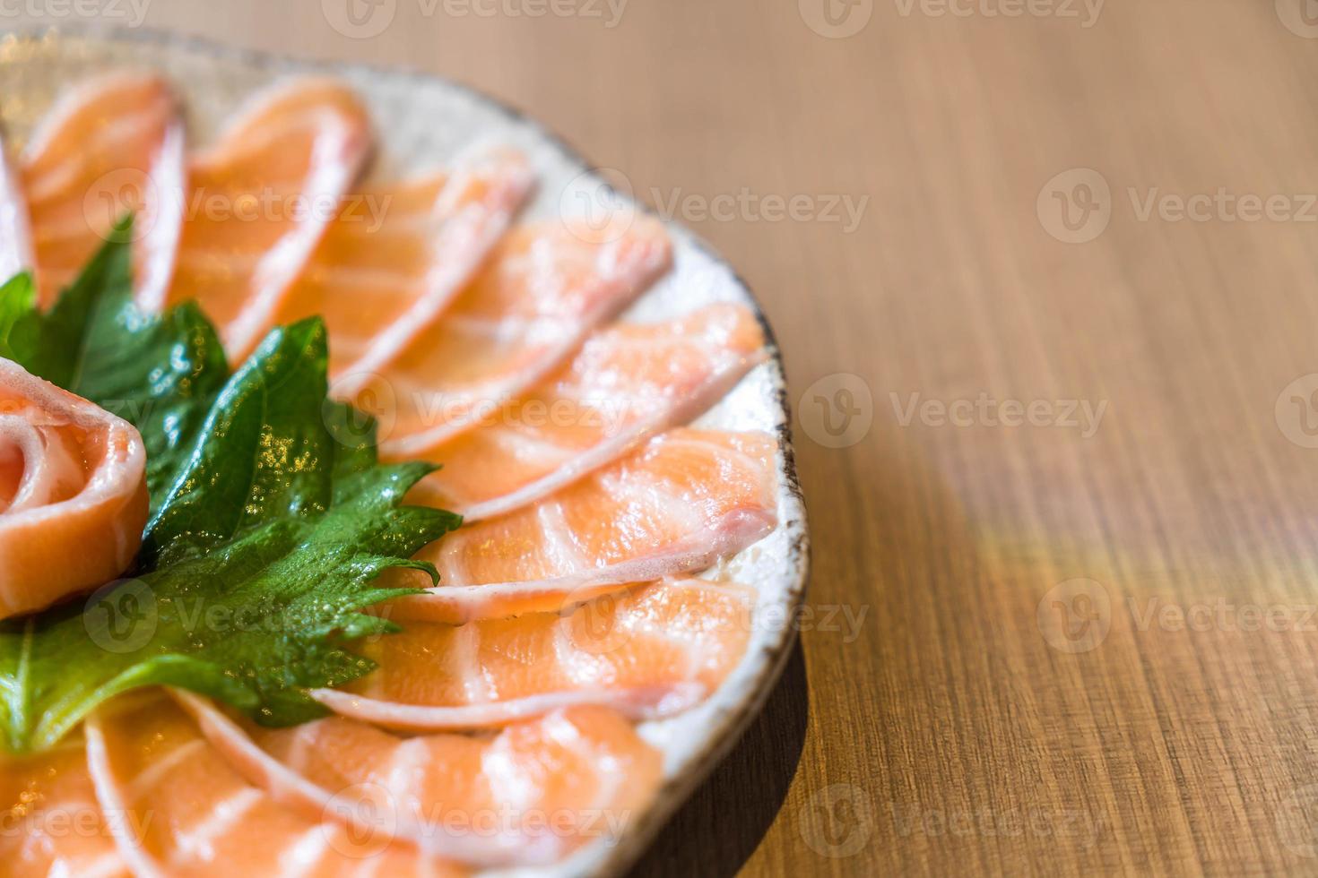 geschnittener Lachs-Sashimi - japanisches Essen foto