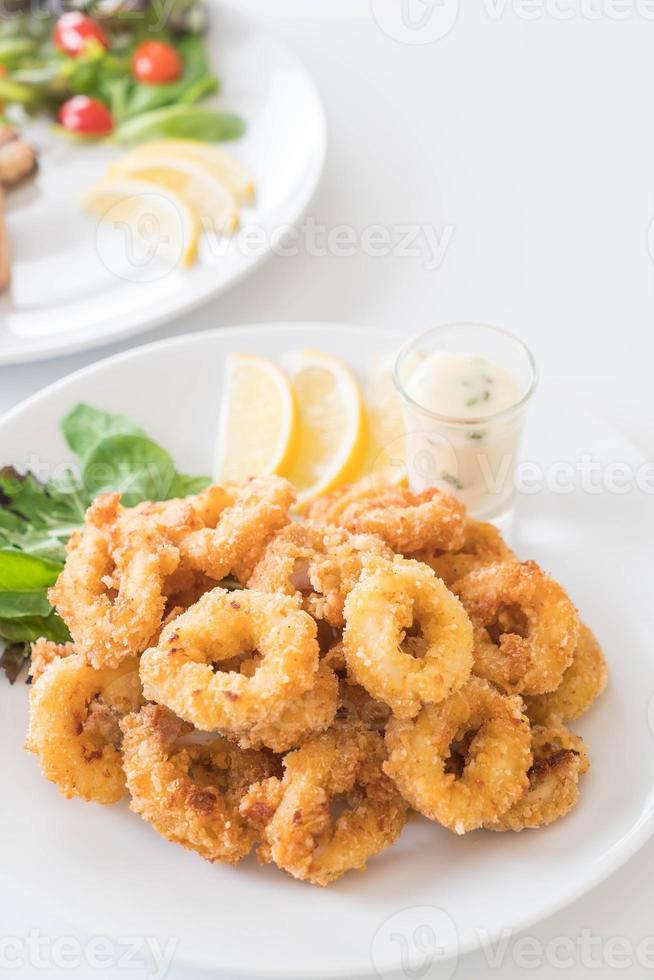 frittierte Tintenfisch-Calamari-Ringe foto