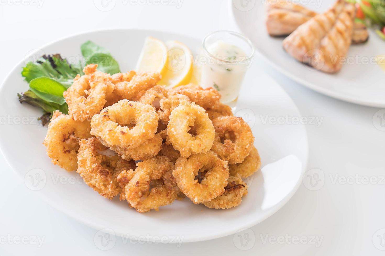 frittierte Tintenfisch-Calamari-Ringe foto