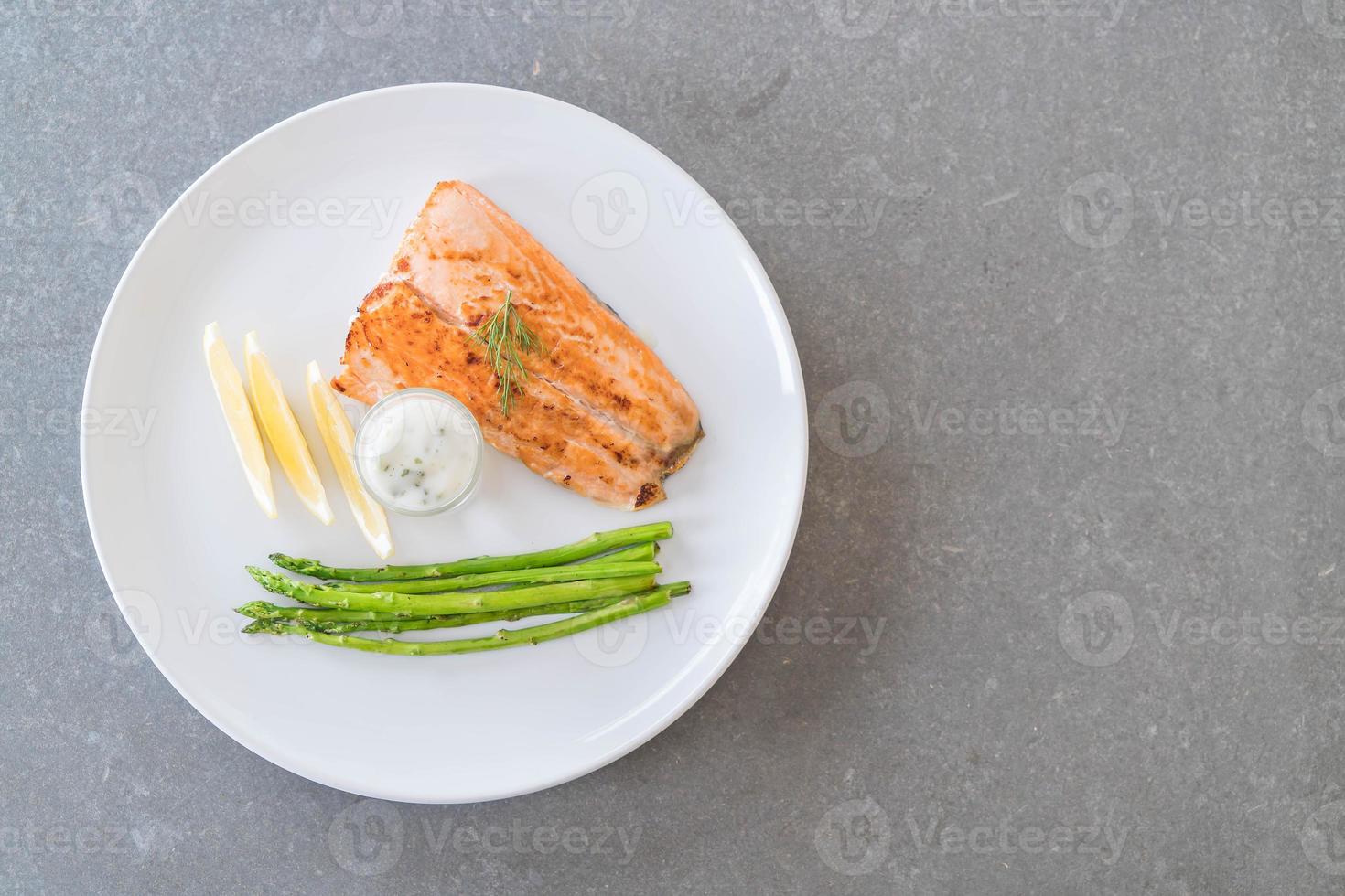 gegrilltes Lachssteak auf dem Tisch foto