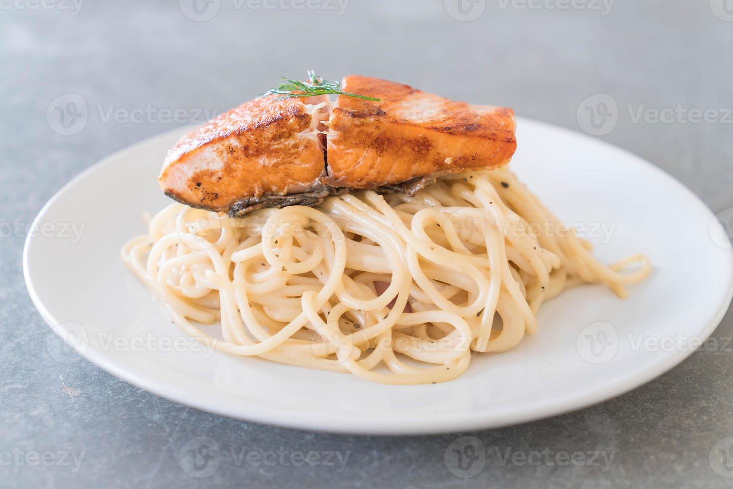 Spaghetti-Sahnesauce mit gegrilltem Lachs foto