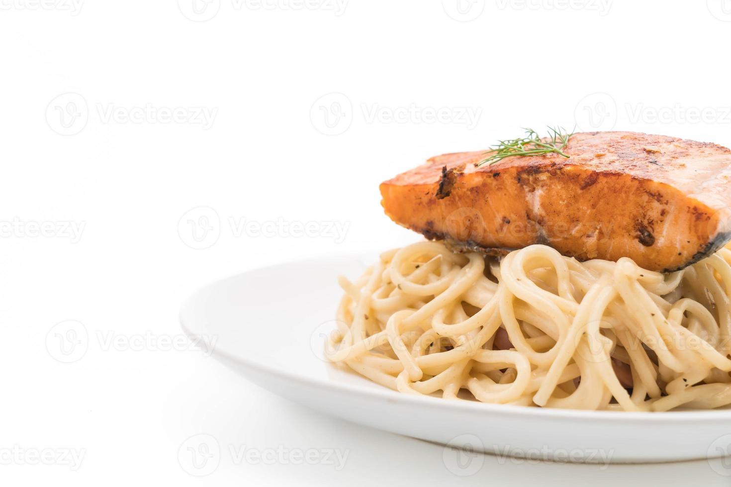 Spaghetti-Sahnesauce mit gegrilltem Lachs foto