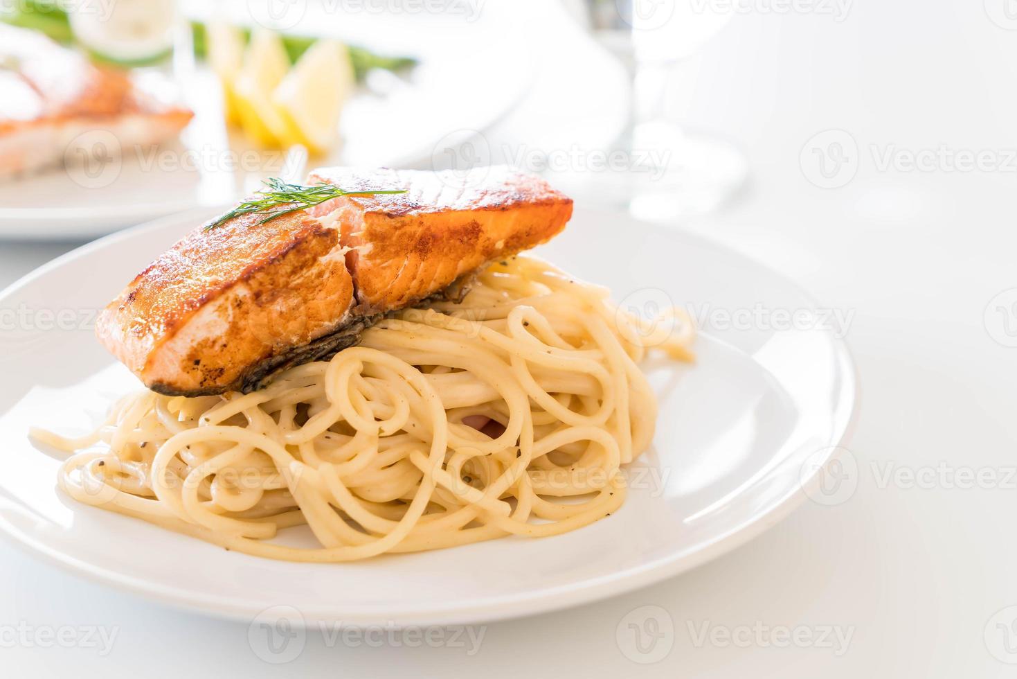 Spaghetti-Sahnesauce mit gegrilltem Lachs foto