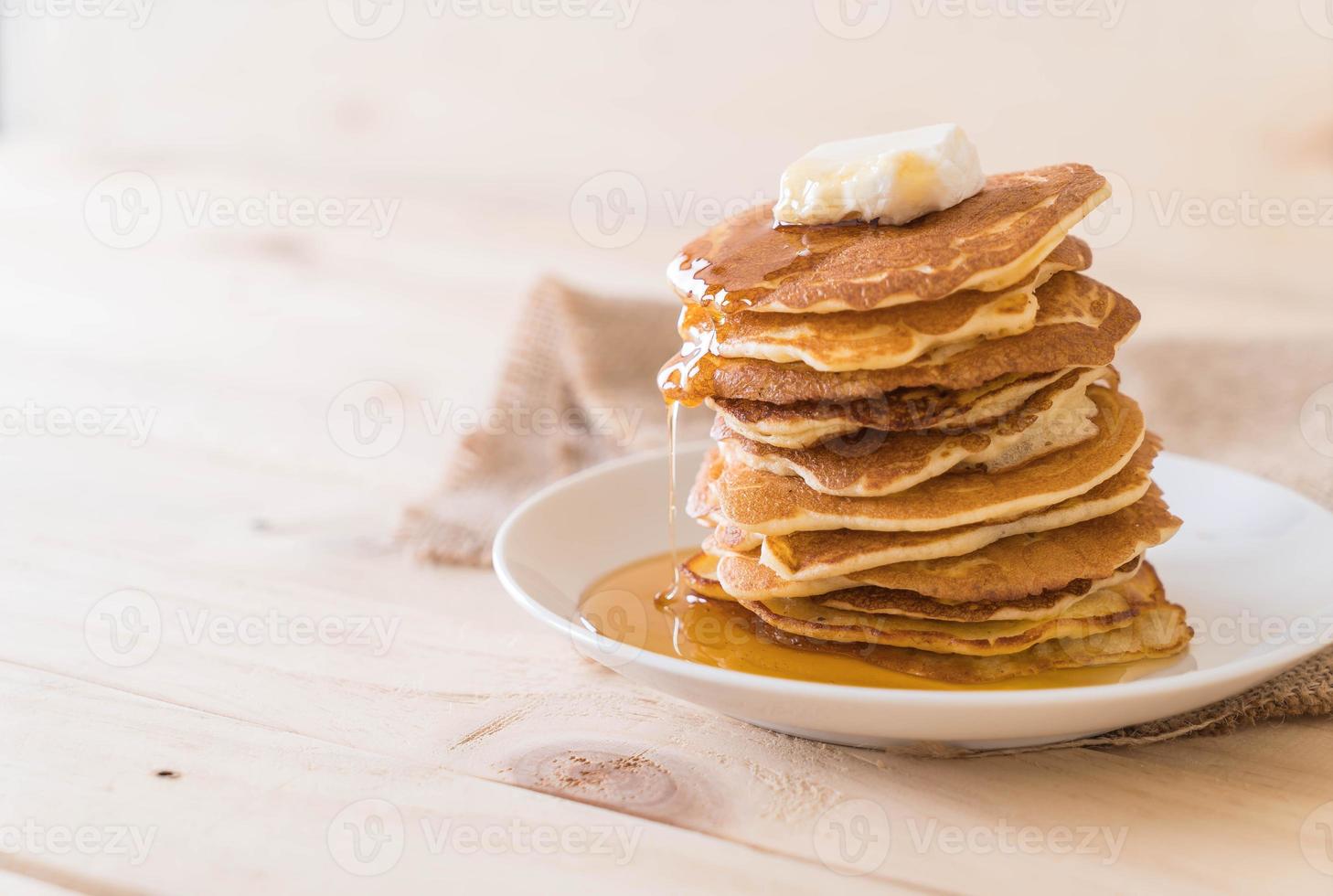 Käse auf Pfannkuchenstapel mit Honig foto