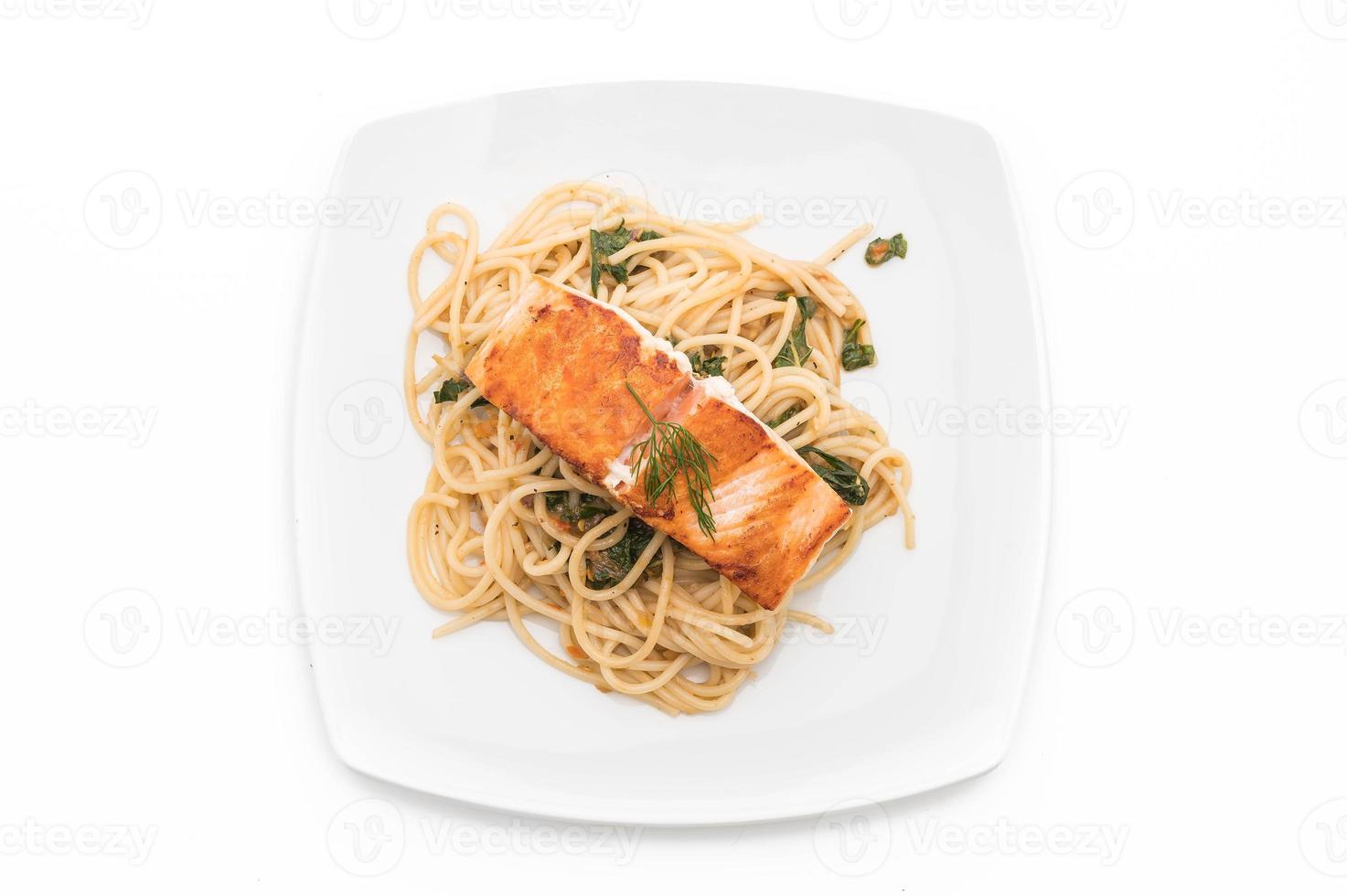 gebratene scharfe Spaghetti mit gegrilltem Lachs foto