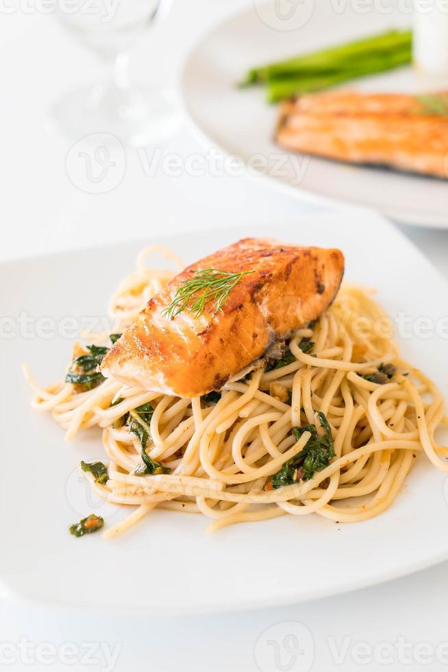 gebratene scharfe Spaghetti mit gegrilltem Lachs foto