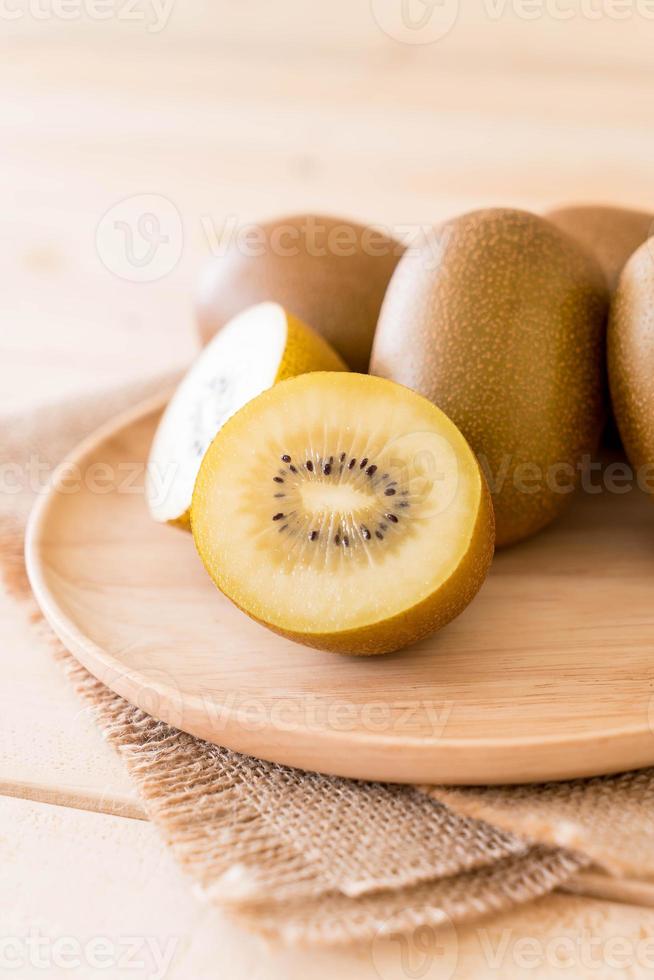 frische goldene Kiwi im Holzteller foto