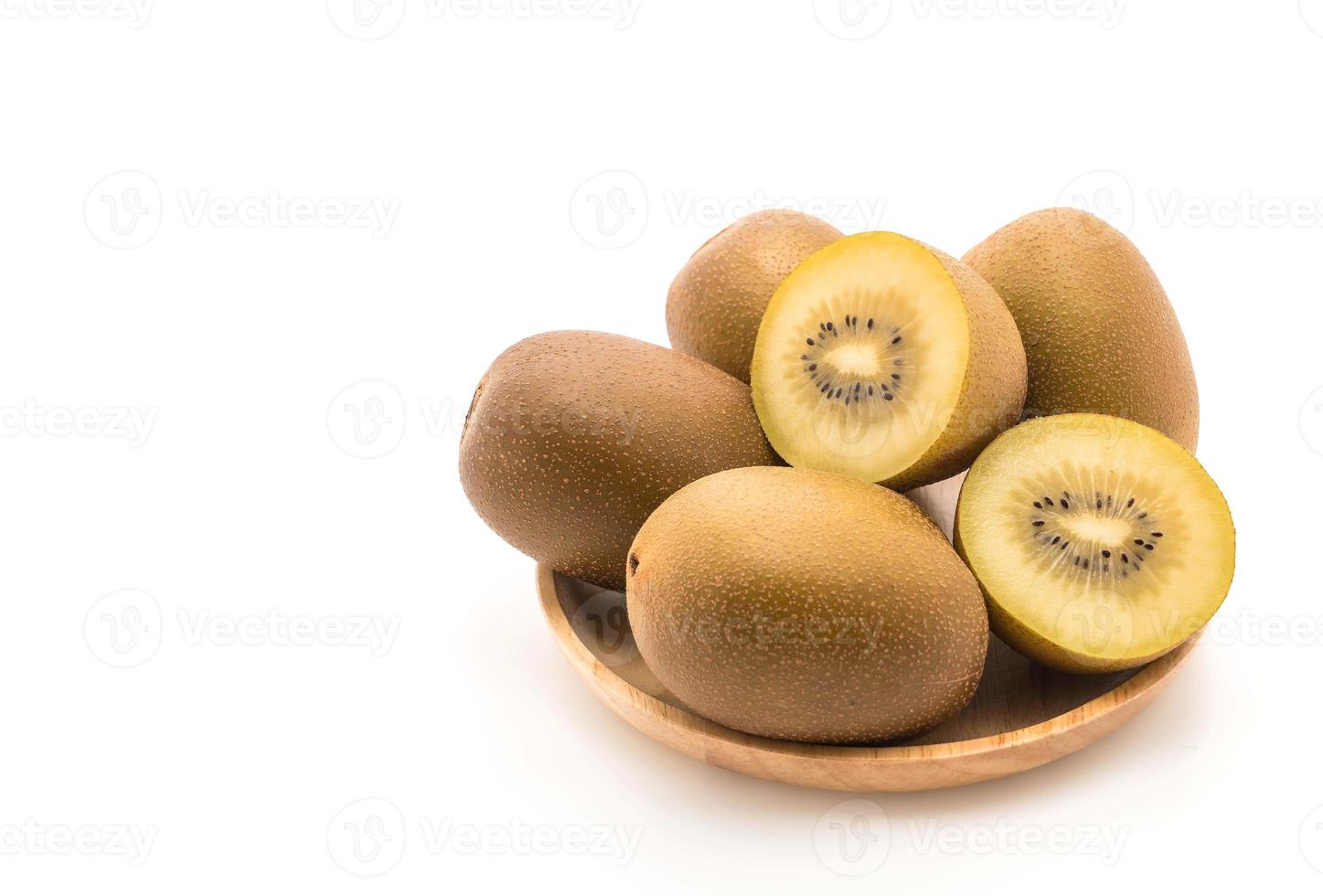 frische goldene Kiwi im Holzteller foto