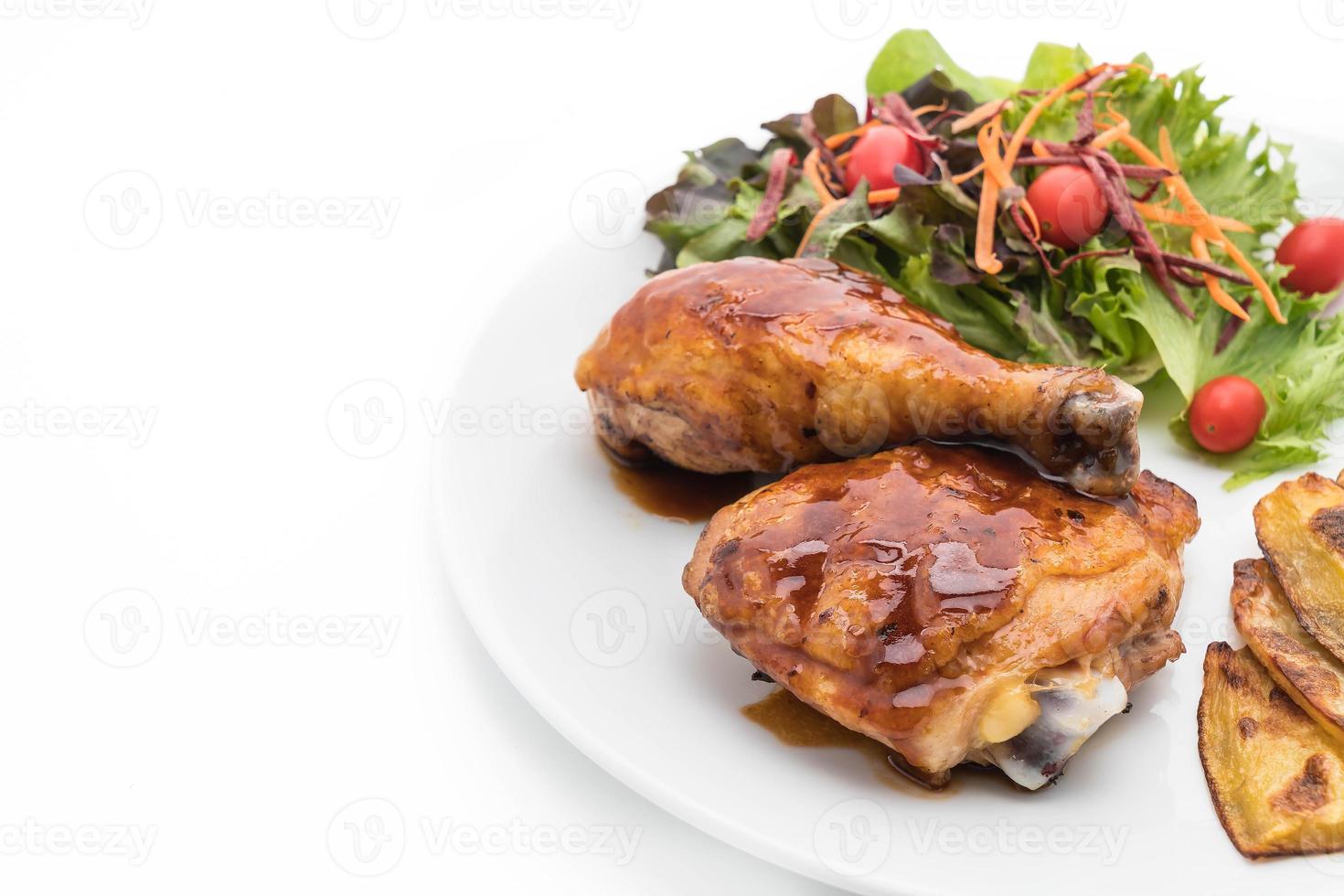 gegrilltes Hähnchensteak mit Teriyaki-Sauce auf dem Esstisch foto