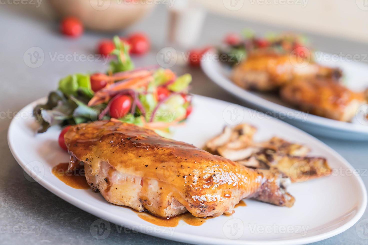 gegrilltes Hähnchensteak mit Teriyaki-Sauce auf dem Esstisch foto