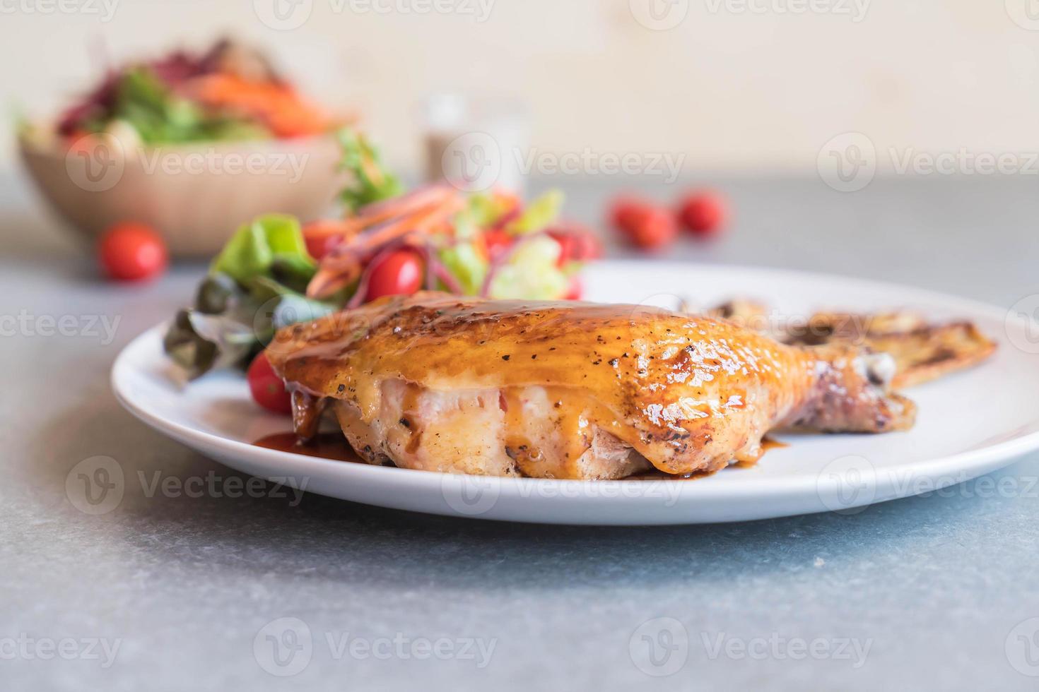 gegrilltes Hähnchensteak mit Teriyaki-Sauce auf dem Esstisch foto