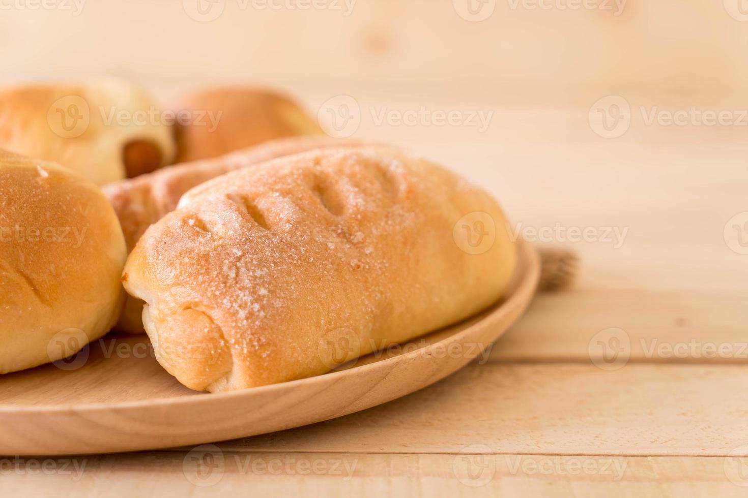 Brot in Holzplatte auf dem Tisch foto