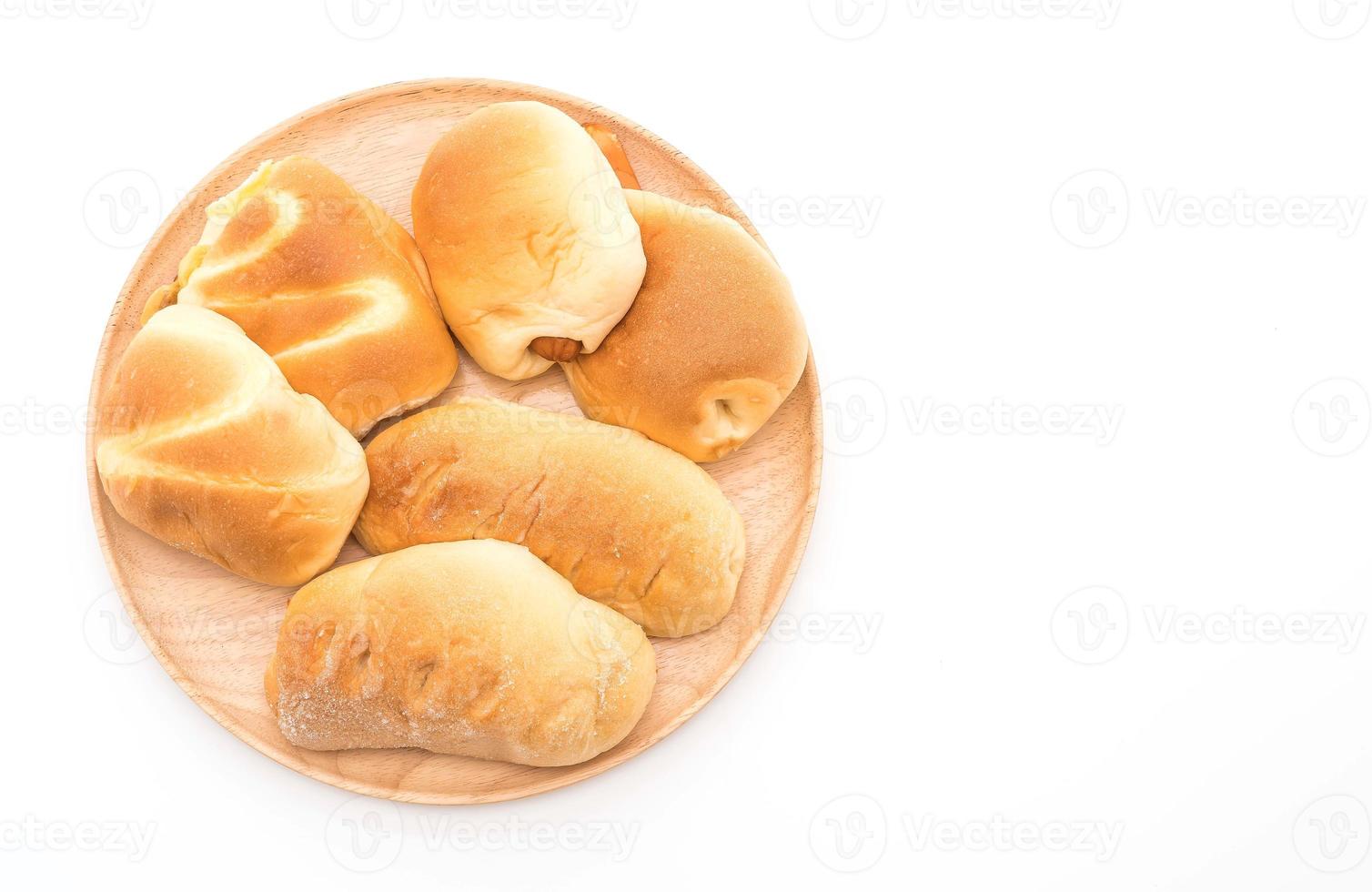 Brot in Holzplatte auf weißem Hintergrund foto
