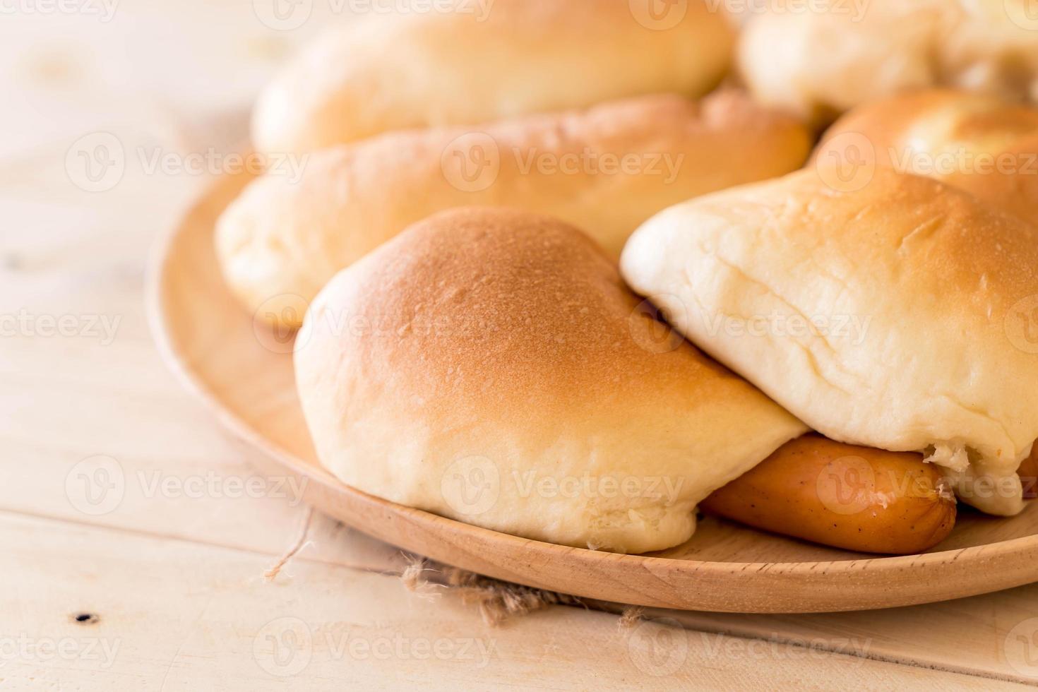 Brot in Holzplatte auf dem Tisch foto