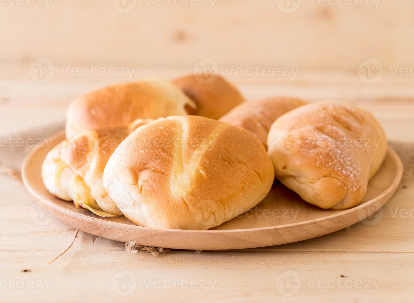 Brot in Holzplatte auf dem Tisch foto