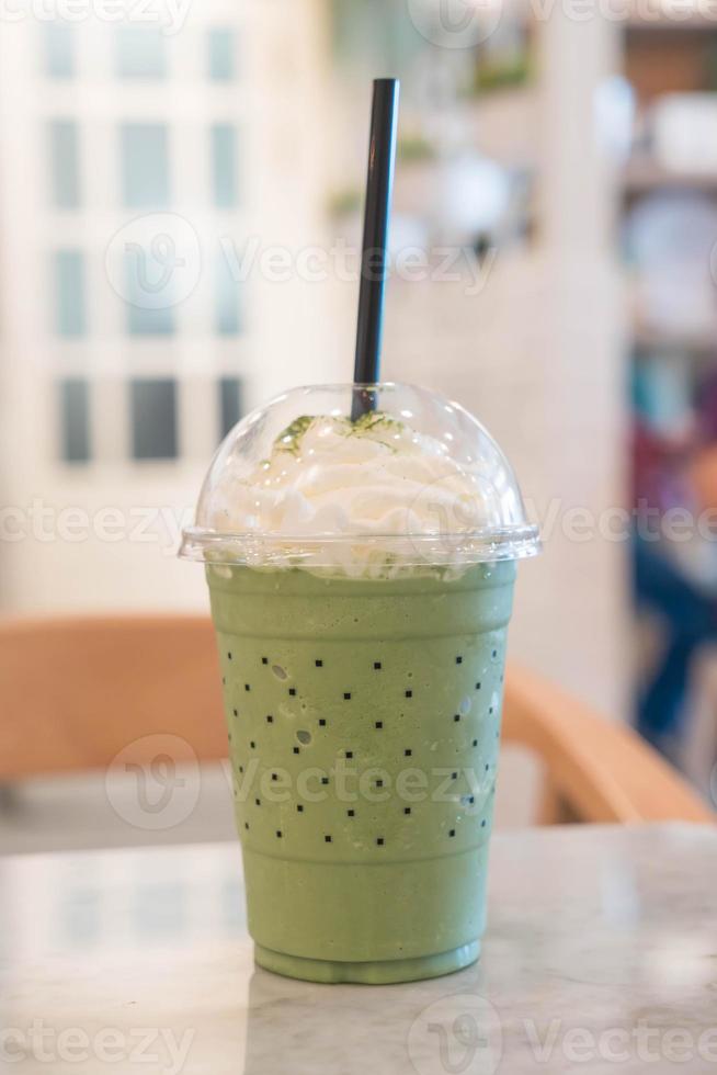 Grüner Tee Frappe im Café in foto