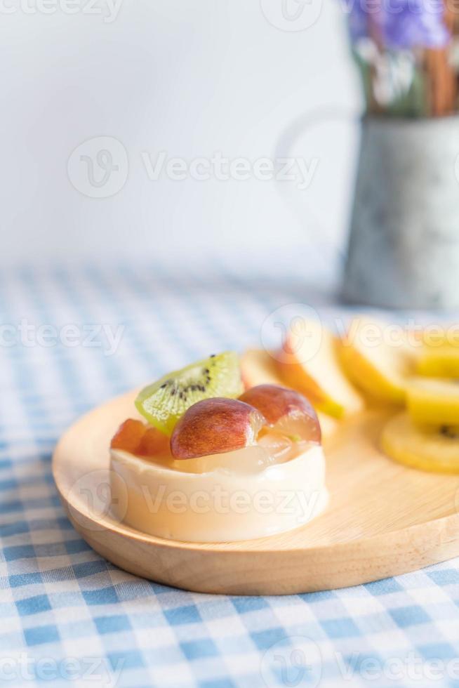 Puddingfrüchte mit Kiwi und Apfel auf dem Tisch foto