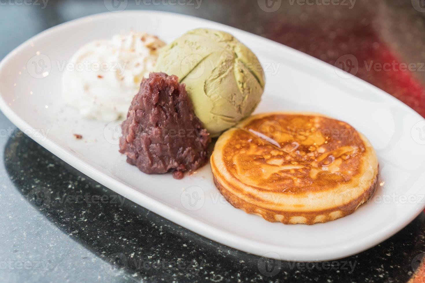 Grüntee-Eis mit Pfannkuchen, roten Bohnen und Schlagsahne - Dessert foto